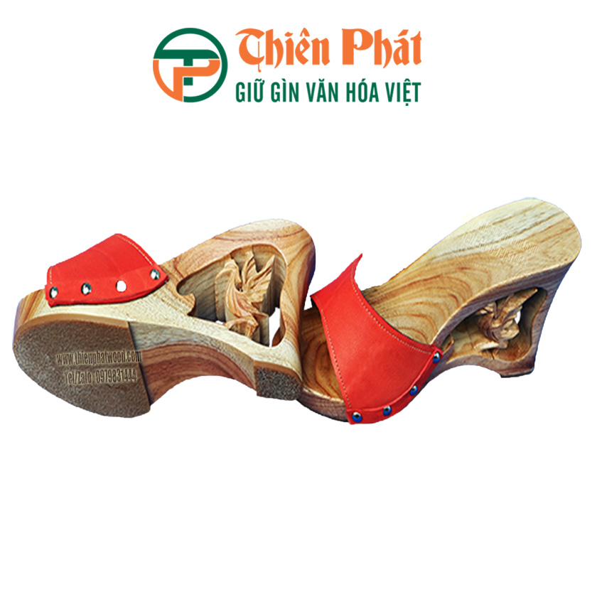 guốc mộc phượng hoàng được chạm khắc tỉ mỉ từ gỗ xoan vườn tự nhiên