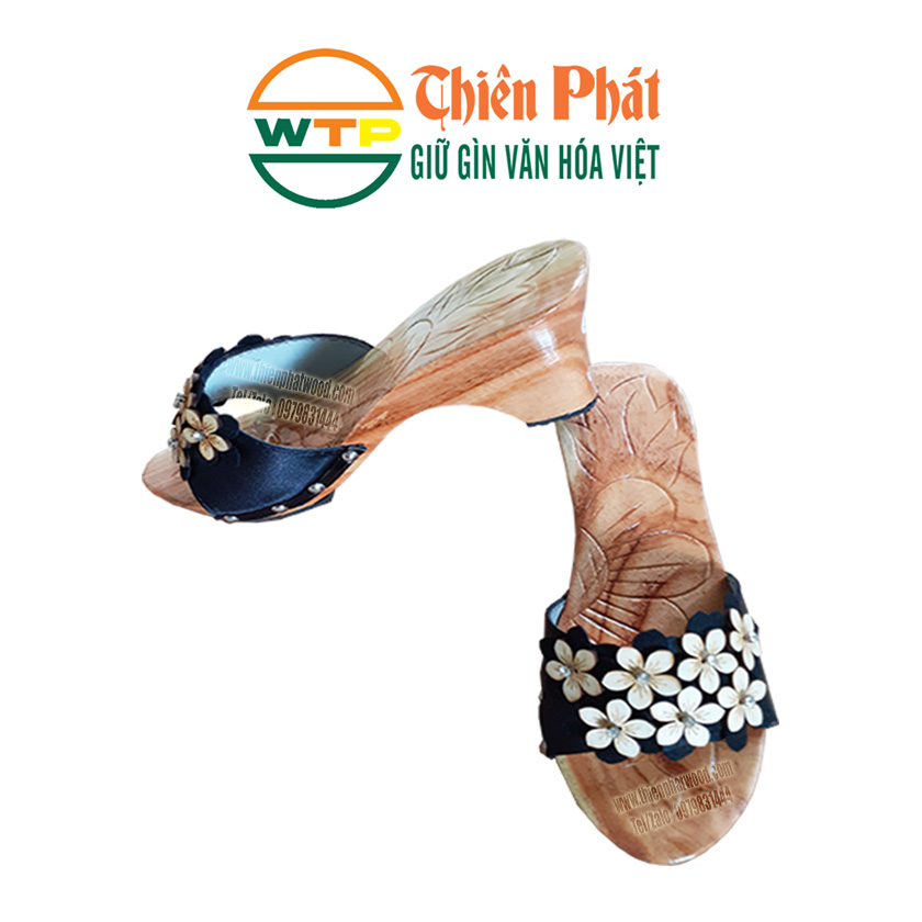 guốc gỗ chạm nhẹ lòng guốc vừa mang tính thẩm mỹ vừa mang tính nghệ thuật