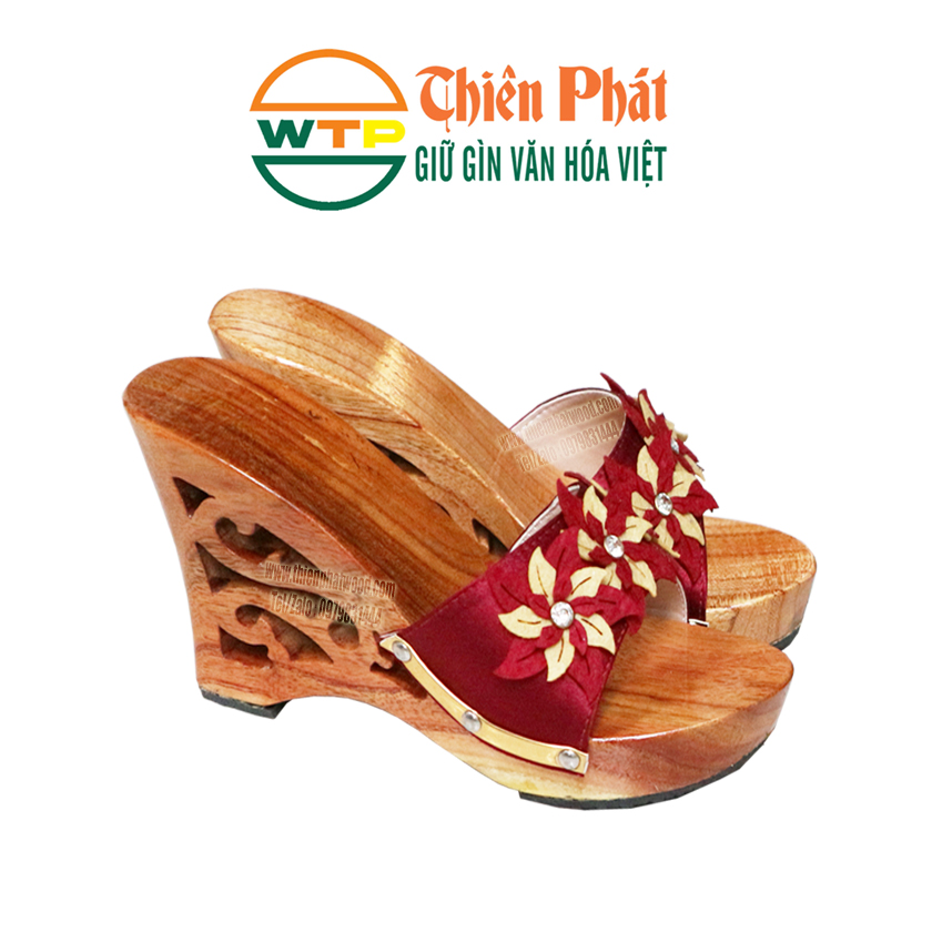 guốc mộc được sơn màu cánh gián sặc sỡ