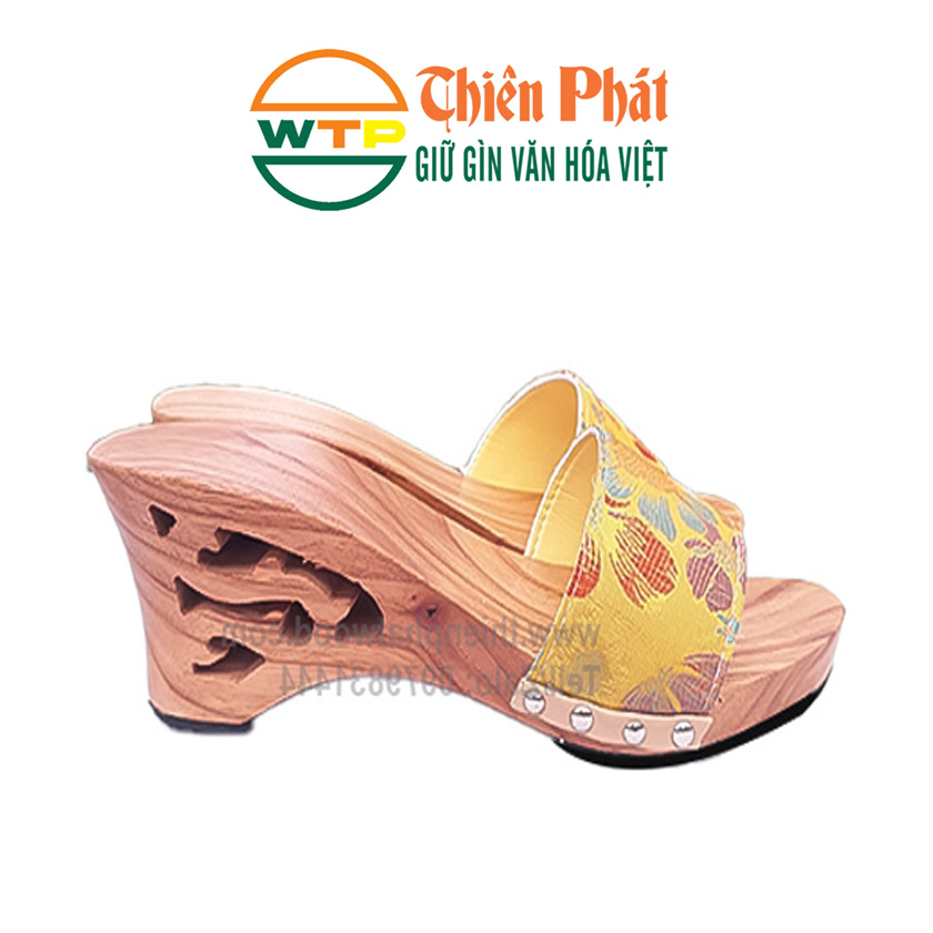 guốc lọng truyền thống kết hợp với quai gấm vàng rức rỡ