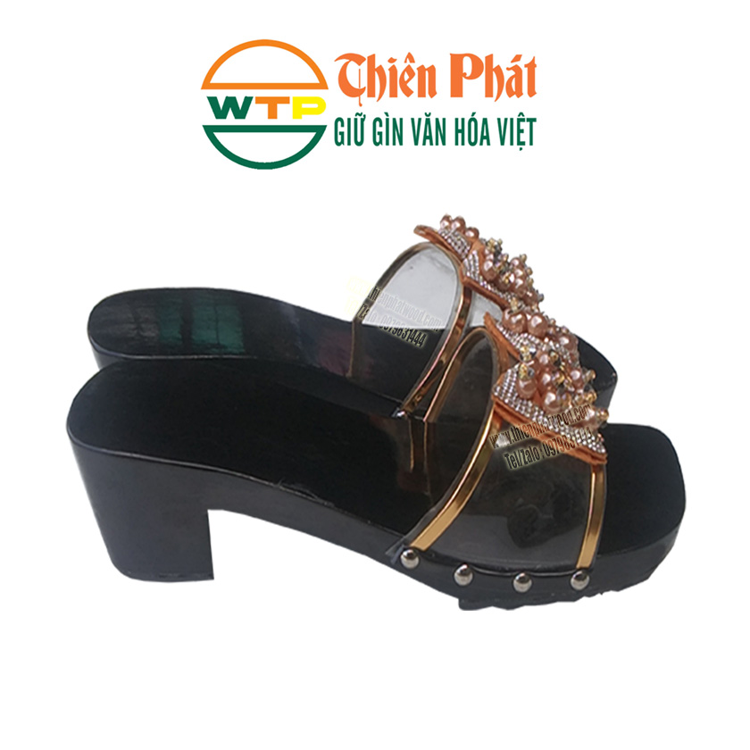 guốc mộc quai trong đín nơ đá lấp lánh, được sơn lớp sơn đen bóng nổi bật