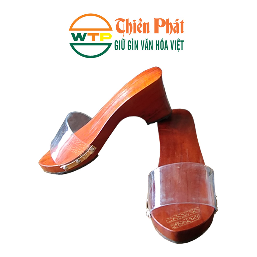 guốc gỗ làm từ gỗ xoan tự nhiên được phủ sơn màu cánh gián nổi bật