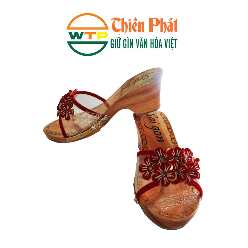 guốc gỗ bắn chữ " Sai gon" ở lòng guốc như một thương hiệu của guốc