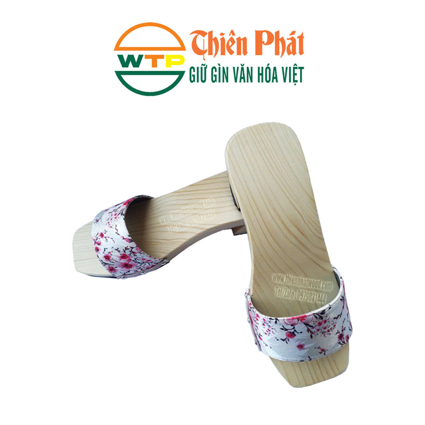 guốc mộc cho nữ quai gấm hoa nhẹ nhàng trên nền gỗ thông sáng