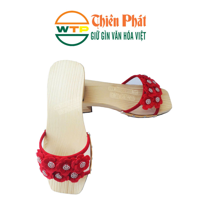 guốc gỗ quai nhựa trong đính hoa đỏ nổi bật