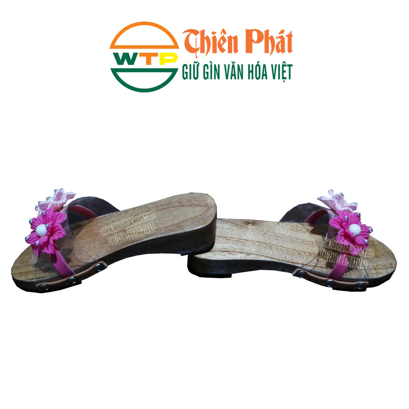 guốc gỗ trẻ em cao 4cm với thiết kế hướng đế bằng giúp bé không sợ ngã