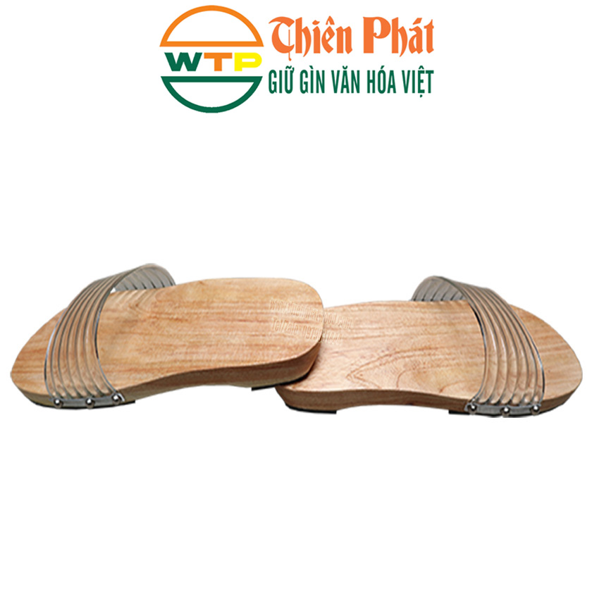 guốc gỗ truyền thống cao 3cm, đế bằng và làm từ gỗ xoan an toàn