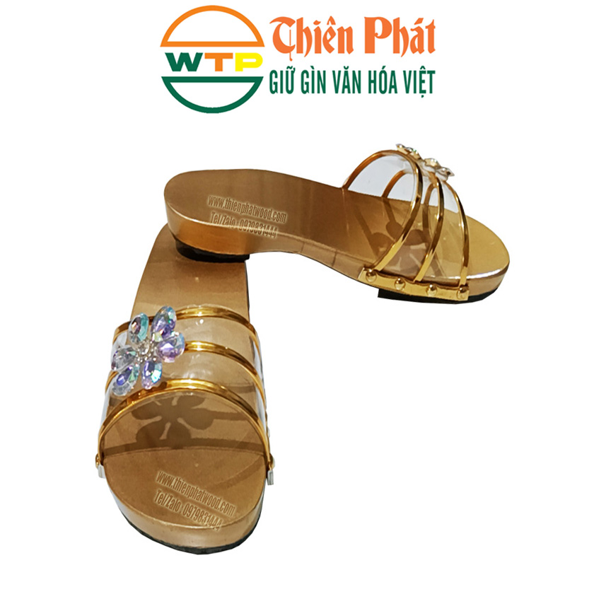 guốc mộc cô truyền cao 3cm được sơn phủ một lớp sơn vàng nhạt