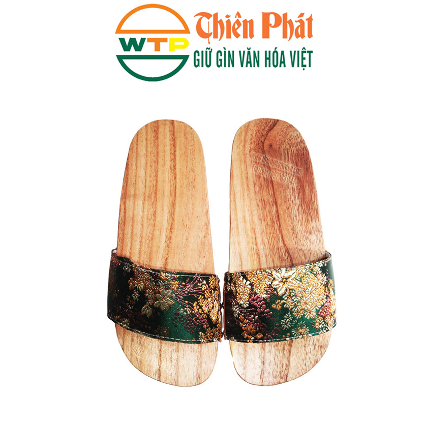 guốc gỗ truyền thống với quai gấm xanh họa tiết lạ mắt