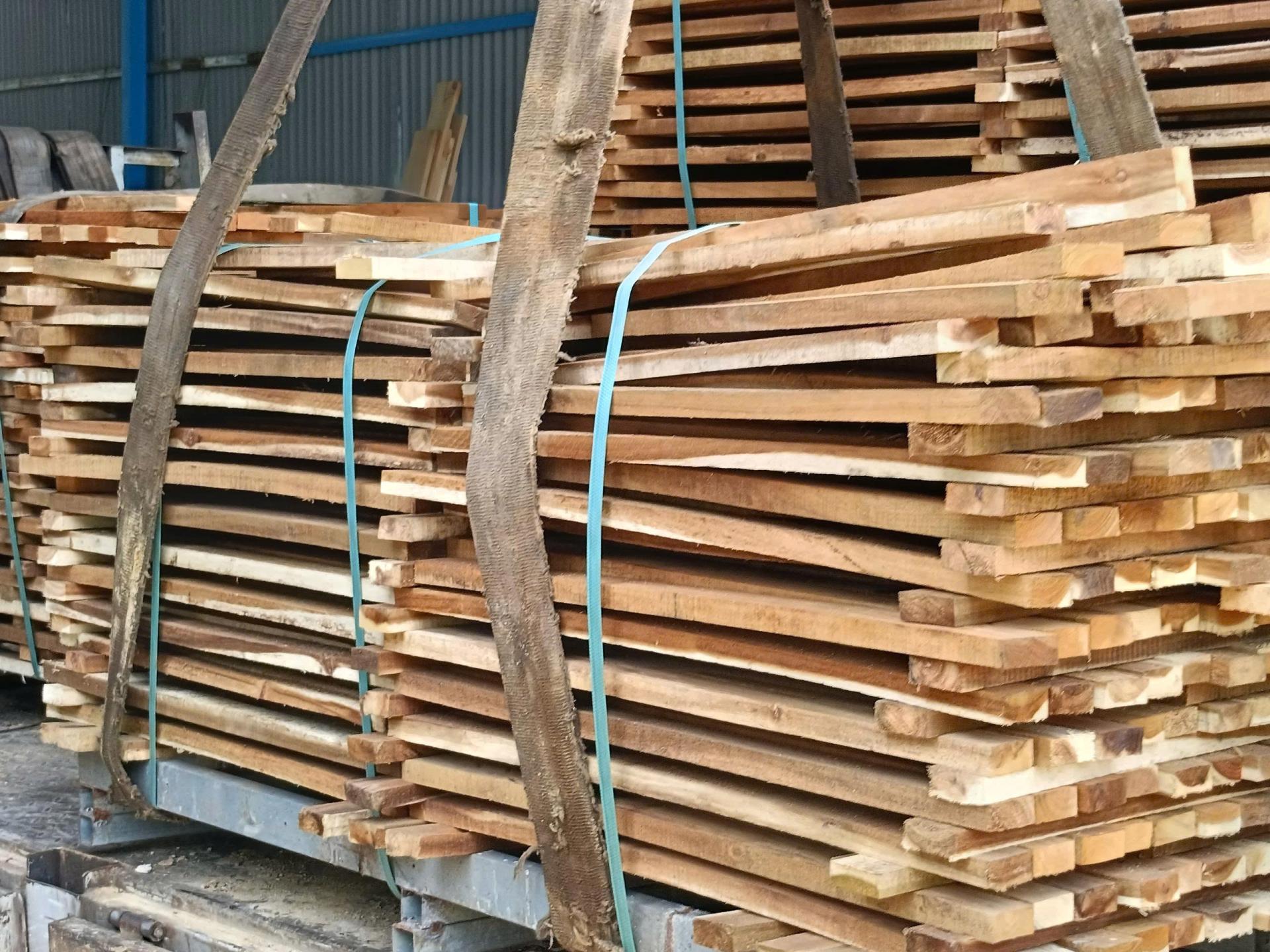 gỗ tràm có chi phí thấp, nguồn cung ổn định và dễ gia công nên phù hợp làm pallet