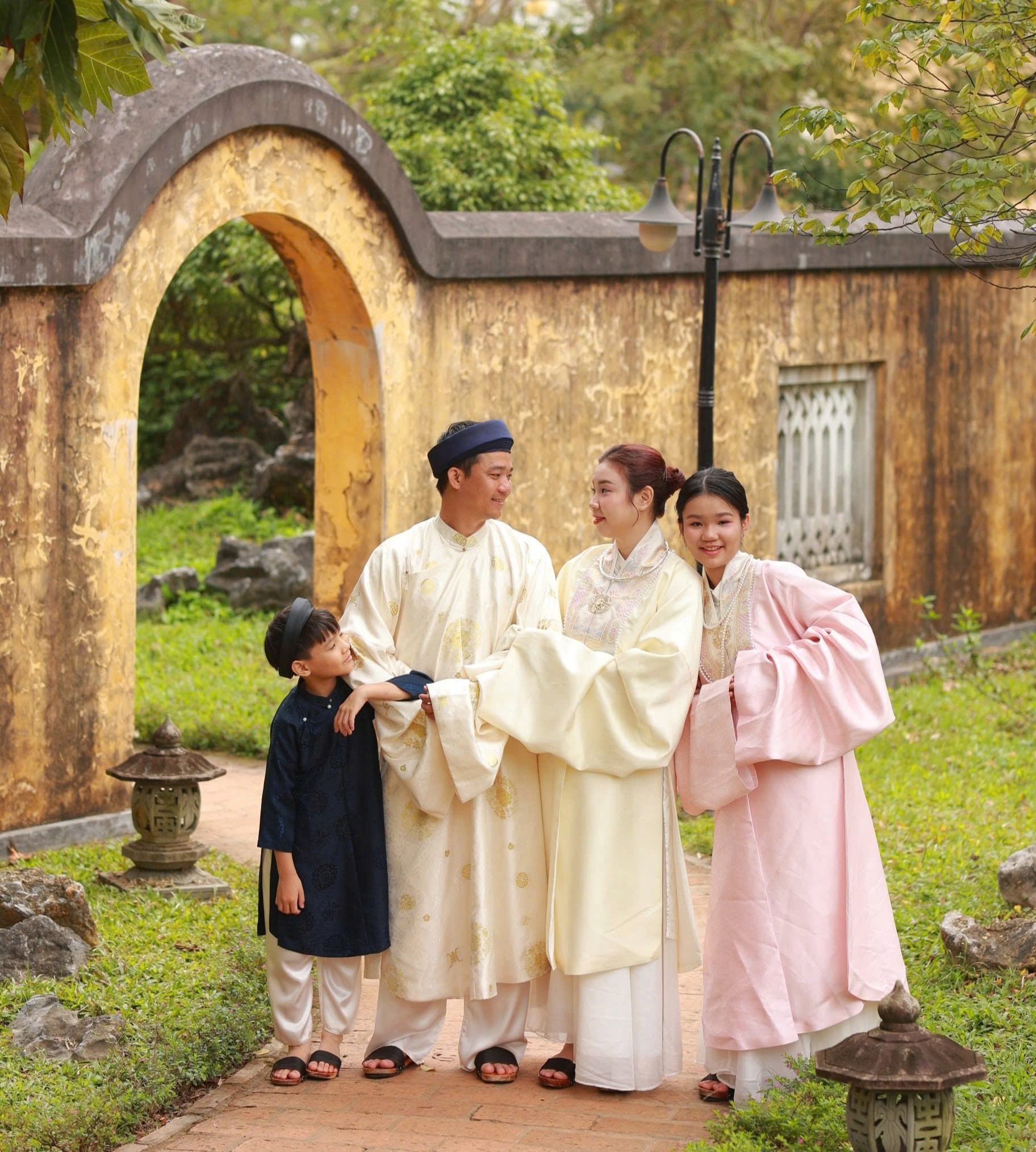 guốc gỗ là biểu tượng của giá trị truyền thống