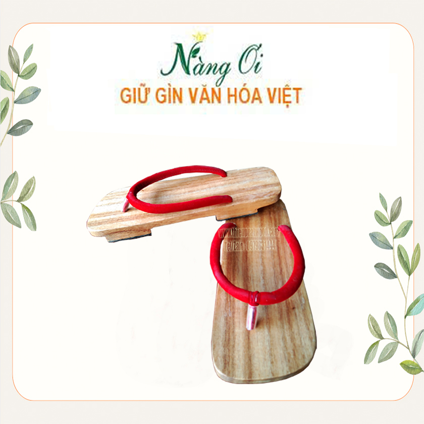 guốc mộc quai đỏ mang cùng yakuta